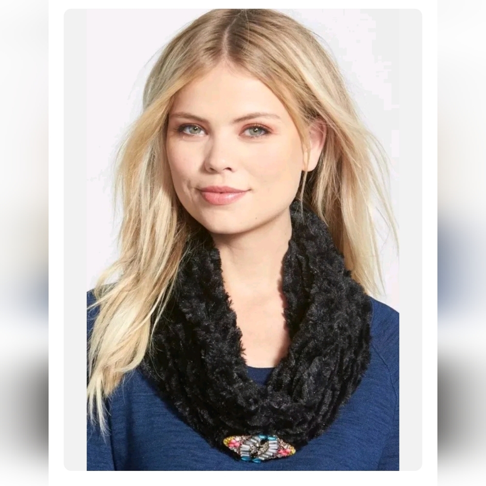 NWT Women's Brooch Black Velvet Faux Fur Infiniti Scarf